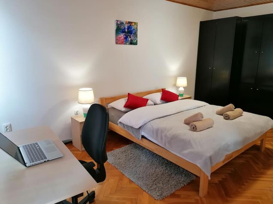 Cozy 1-Bdrm Apt In Dubec, Ideal For Work Or Study Sesvete Exterior foto